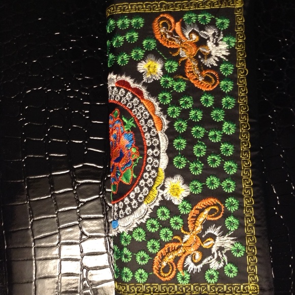 New Black Multicolor Embroidered Wallet Four Pockets And Flowers - Picture 3 of 5
